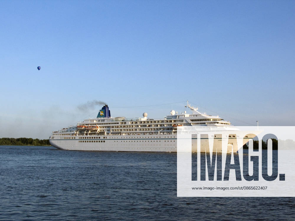 MS Amadea Das 1991 gebaute Kreuzfahrtschiff Amadea auf der Elbe bei Wedel (License=RM)
