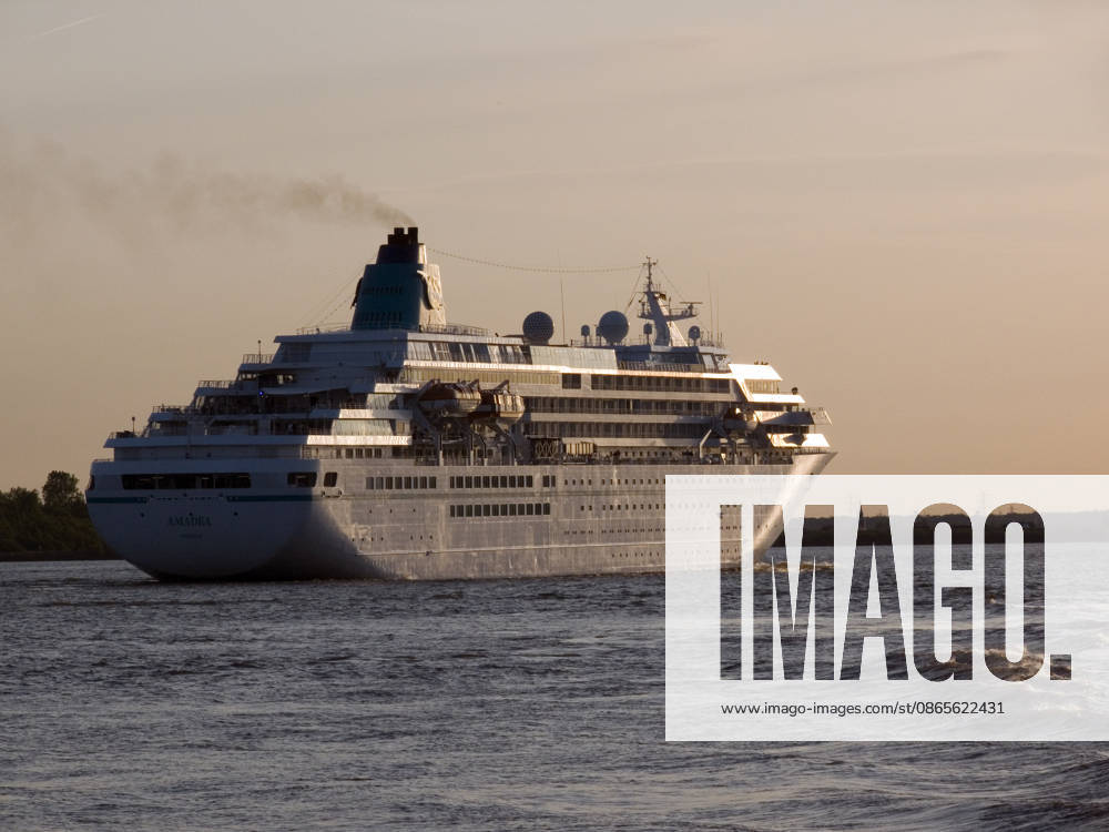 MS Amadea Das 1991 gebaute Kreuzfahrtschiff Amadea fährt auf der Elbe bei Wedel in den Sonnenuntergang (License=RM)