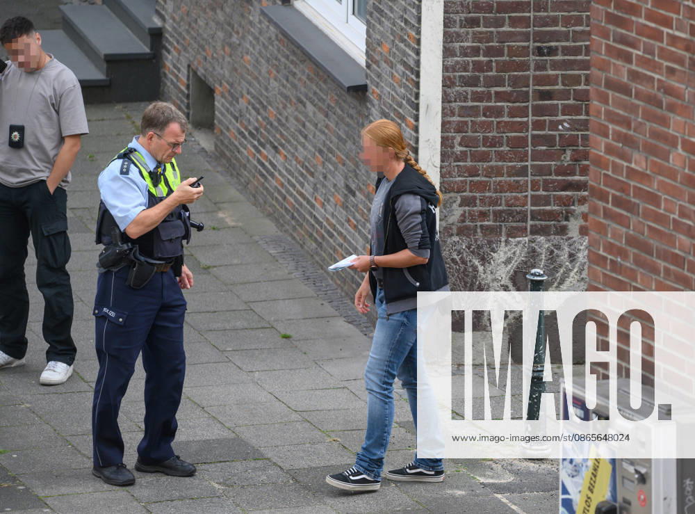 Goch, Muehlenstrasse: Stabbing Involving Several People Goch, Muehlenstrasse: Stabbing Involving Several People Numerous ambulances and a rescue helicopter on the scene Emergency response update, Goch, North Rhine-Westphalia, Germany
