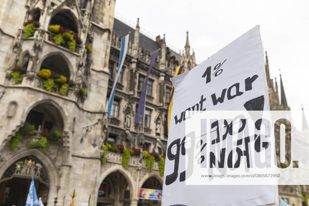 München Munich Germany 2nd September 2026 On the Marienplatz in the centre of the Bavarian city a peace demonstration and march takes place in the early evening. 1% want war, 99% do not!
