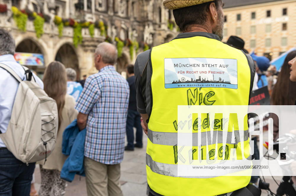 München Munich Germany 2nd September 2026 On the Marienplatz in the centre of the Bavarian city a peace demonstration and march takes place in the early evening. Nie wieder Krieg! München steht auf für Recht und Freiheit
