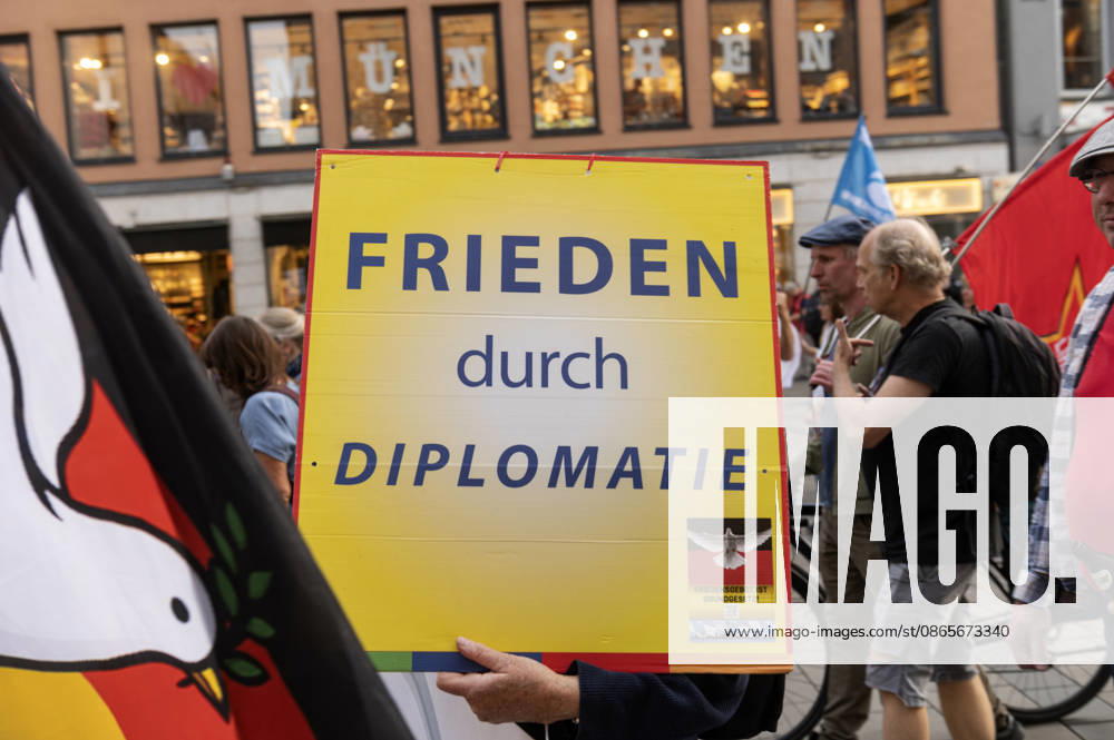 München Munich Germany 2nd September 2026 On the Marienplatz in the centre of the Bavarian city a peace demonstration and march takes place in the early evening. Frieden durch diplomatie
