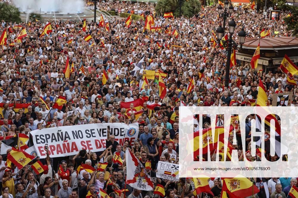 Valencia Holds Rally in Support of the People of Ceuta: Hundreds of people gathered for a rally in solidarity with Ceuta on September 2, 2026, in Valencia, Valencian Community, Spain. Coinciding with Ceuta Day, more than 260 Spanish municipalities have been called upon to show their support for the people of Ceuta in the face of the migration crisis caused by the arrival of more than 70,000 migrants across the border with Morocco. The demonstrations are part of the For Ceuta initiative, backed by the Spanish Federation of Municipalities and Provinces. SEPTEMBER 2, 2026 CEUTA DAY RALLY GATHERING MIGRANTS IMMIGRANTS FEMP SUPPORT SOLIDARITY MIGRATION CRISIS CRISIS HUMANITARIAN Valencia Valencian Community Valencia Valencian Community Spain