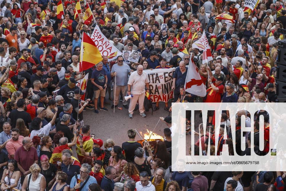 Valencia Holds Rally in Support of the People of Ceuta: Hundreds of people gathered at a rally in solidarity with Ceuta on September 2, 2026, in Valencia, Valencian Community, Spain. Coinciding with Ceuta Day, more than 260 Spanish municipalities have been called upon to show their support for the people of Ceuta in the face of the migration crisis caused by the arrival of more than 70,000 migrants across the border with Morocco. The demonstrations are part of the For Ceuta initiative, backed by the Spanish Federation of Municipalities and Provinces (FEMP). SEPTEMBER 2, 2026 CEUTA DAY PROTEST RALLY MIGRANTS IMMIGRANTS FEMP SUPPORT SOLIDARITY MIGRATION CRISIS CRISIS HUMANITARIAN Valencia Valencian Community Valencia Valencian Community Sp