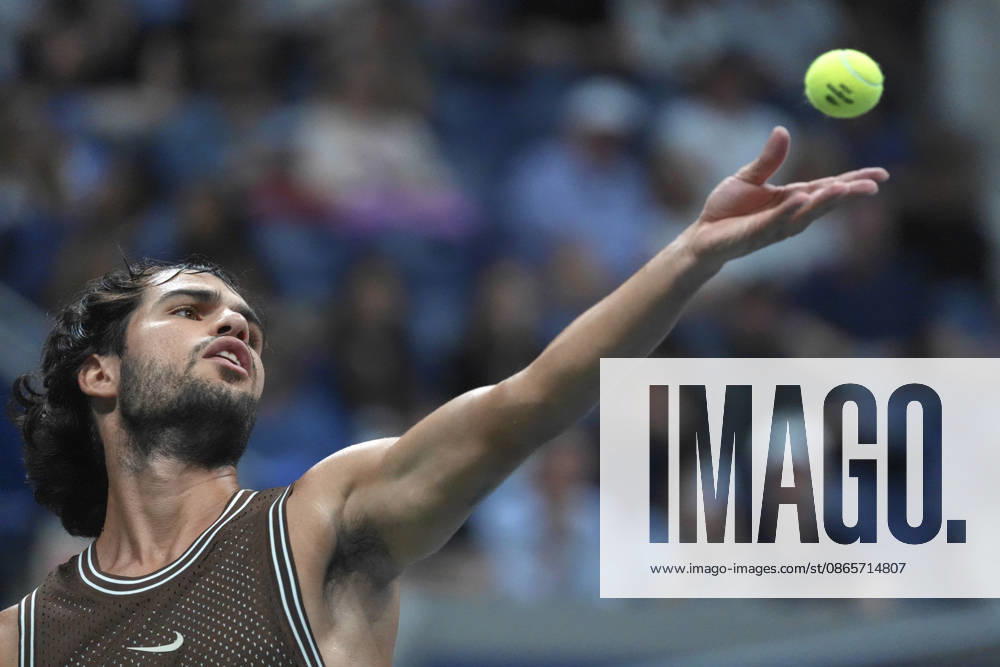 Carlos Alcaraz of Spain returns a ball during a rally against Jaime Faria of Portugal during a second-round match at the US Open at Arthur Ashe Stadium in New York, USA, 02 September 2026. US Open: Carlos Alcaraz vs Jaime Faria !ACHTUNG: NUR REDAKTIONELLE NUTZUNG!