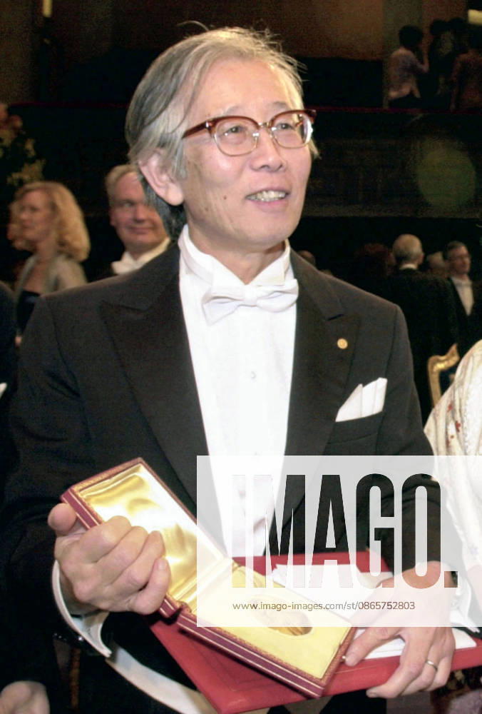 2000 Nobel prize laureate in chemistry Shirakawa dies at 90 File photo shows Hideki Shirakawa meeting the media after receiving the 2000 Nobel Prize in chemistry at the award ceremony in Stockholm on Dec. 10, 2000. Shirakawa, a professor emeritus at the University of Tsukuba, died at age 90 on Aug. 24, 2026. A14AA0005627057P