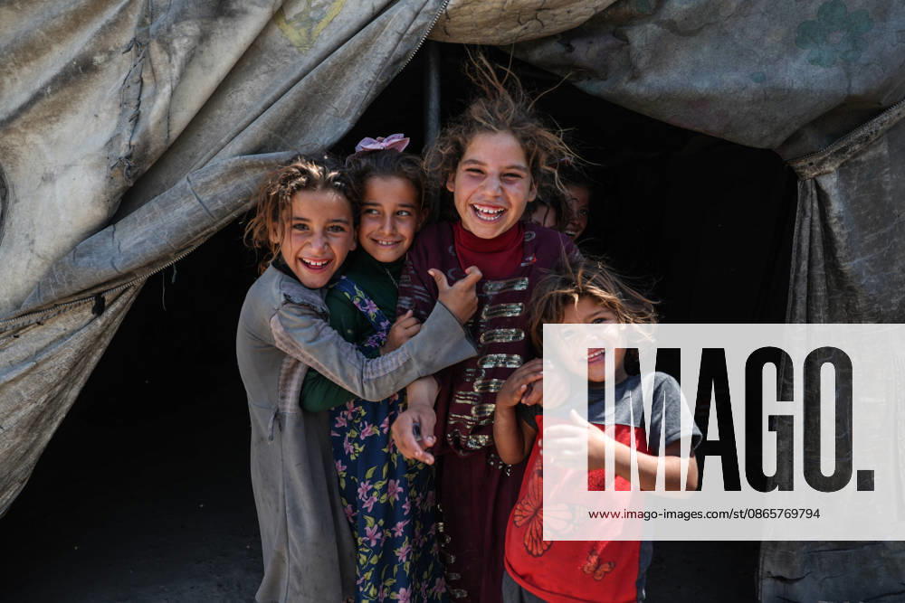 Displaced Syrians endure harsh conditions in Raqqa camps RAQQA, SYRIA - SEPTEMBER 3: Thousands of people forcibly displaced from various regions of Syria due to attacks by the ousted Assad regime and the terrorist group Daesh (ISIS) continue to live under severe conditions in camps across Raqqa province, Syria on September 3, 2026. Around 10,000 displaced individuals who fled the violence and settled in the Sehla al-Banat and Yunani camps are struggling to survive in makeshift tents lacking basic essential services Abdulrhman El Ali Anadolu Raqqa Syria. Editorial use only. Please get in touch for any other usage.