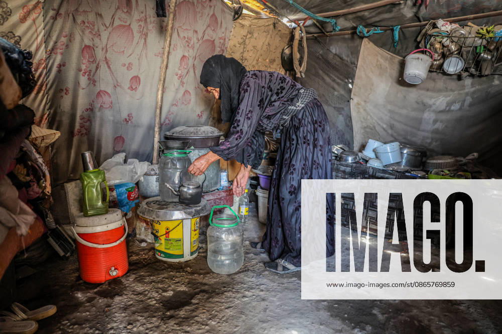 Displaced Syrians endure harsh conditions in Raqqa camps RAQQA, SYRIA - SEPTEMBER 3: Thousands of people forcibly displaced from various regions of Syria due to attacks by the ousted Assad regime and the terrorist group Daesh (ISIS) continue to live under severe conditions in camps across Raqqa province, Syria on September 3, 2026. Around 10,000 displaced individuals who fled the violence and settled in the Sehla al-Banat and Yunani camps are struggling to survive in makeshift tents lacking basic essential services Abdulrhman El Ali Anadolu Raqqa Syria. Editorial use only. Please get in touch for any other usage.