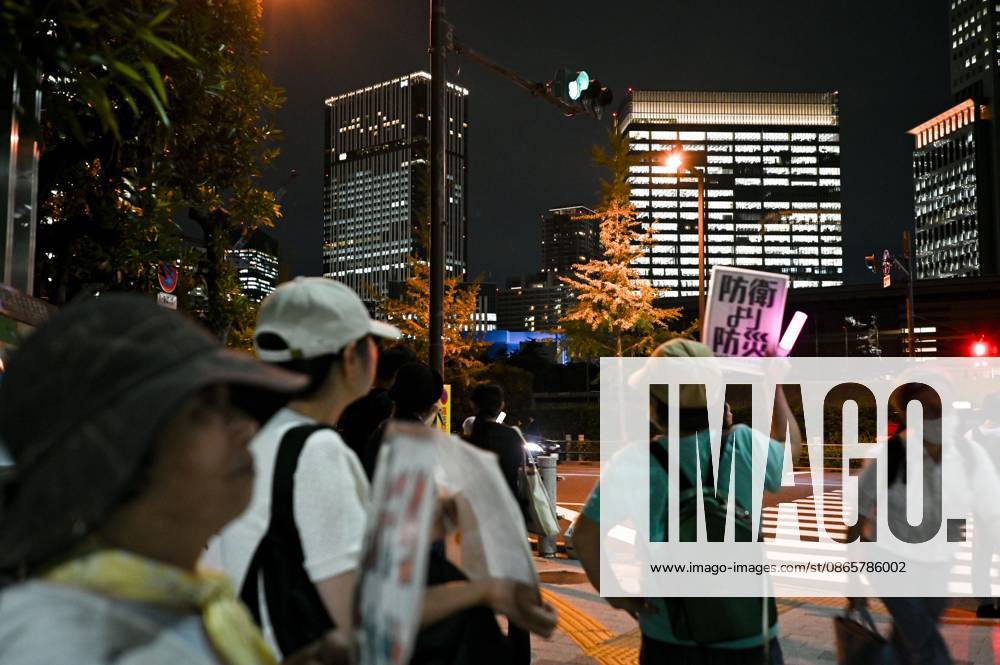Protesters Take Part in Weekly Demonstration Against Constitutional Amendments TOKYO, JAPAN SEPTEMBER 3, 2026: Protesters take part in a weekly demonstration against constitutional amendments in front of the Prime Ministers Office in Tokyo, Japan. Organizers say the protests have been held every Thursday since 2022, coinciding with meetings of the Lower House Commission on the Constitution. Tokyo Japan