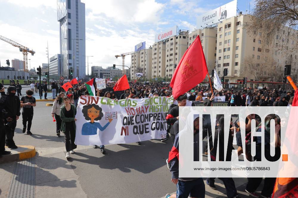 The so-called Student Solidarity Network, which brings together college students, in conjunction with high school students from Aces, is calling for a march under the slogan Students, Defend Chile’s Future Luis Quinteros Aton Chile, Santiago, Chile Aton 1186628