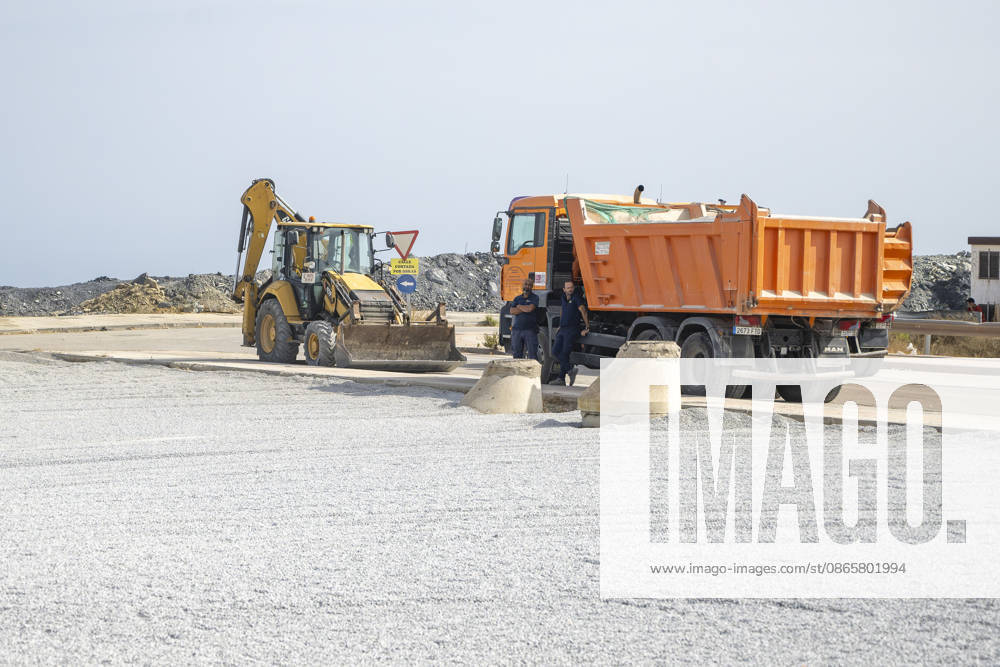 Ceuta Residents Prevent the Establishment of a New Settlement Next to a Daycare Center in Ceuta Several workers are on the site where new shelter facilities are to be built, such as the one across from the Nuestra Senora de África daycare center, on September 3, 2026, in Ceuta, Spain Mothers and grandmothers prevent workers from setting up tents for a new settlement next to the daycare center attended by their children and grandchildren SEPTEMBER 3, 2026 DAYCARE CENTER MOTHERS GRANDMOTHERS CEUTA CEUTIANS Ceuta Ceuta, Spain
