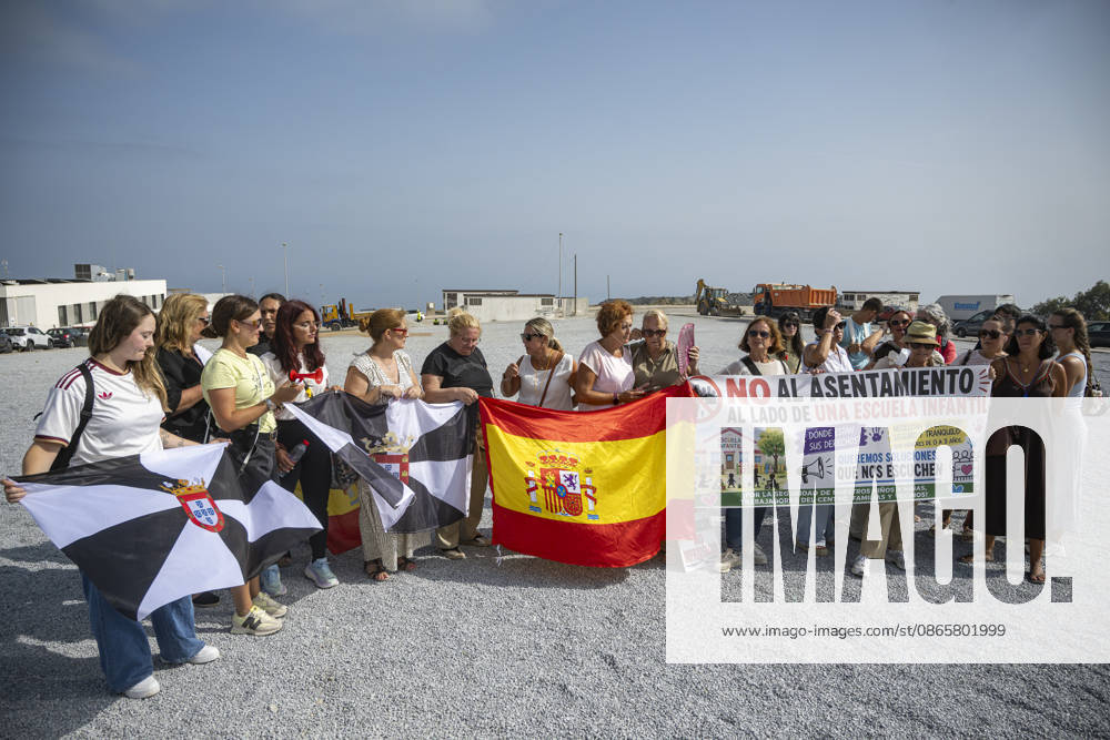 Ceuta Residents Prevent a New Settlement from Being Set Up Next to a Daycare Center in Ceuta Several people are protesting the location where authorities plan to set up new shelter facilities, such as the one across from the Nuestra Senora de África daycare center, on September 3, 2026, in Ceuta, Spain. Mothers and grandmothers prevent workers from beginning to set up tents for a new settlement next to the preschool attended by their children and grandchildren. SEPTEMBER 3, 2026. PRESCHOOL. MOTHERS. GRANDMOTHERS. CEUTA. CEUTIANS. Ceuta Ceuta, Spain