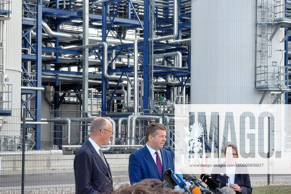Campaign event at the Leuna chemical plant Federal Chancellor Friedrich Merz (CDU) and Minister President Sven Schulze (CDU) NOTE: LOW-QUALITY CELLPHONE PHOTO