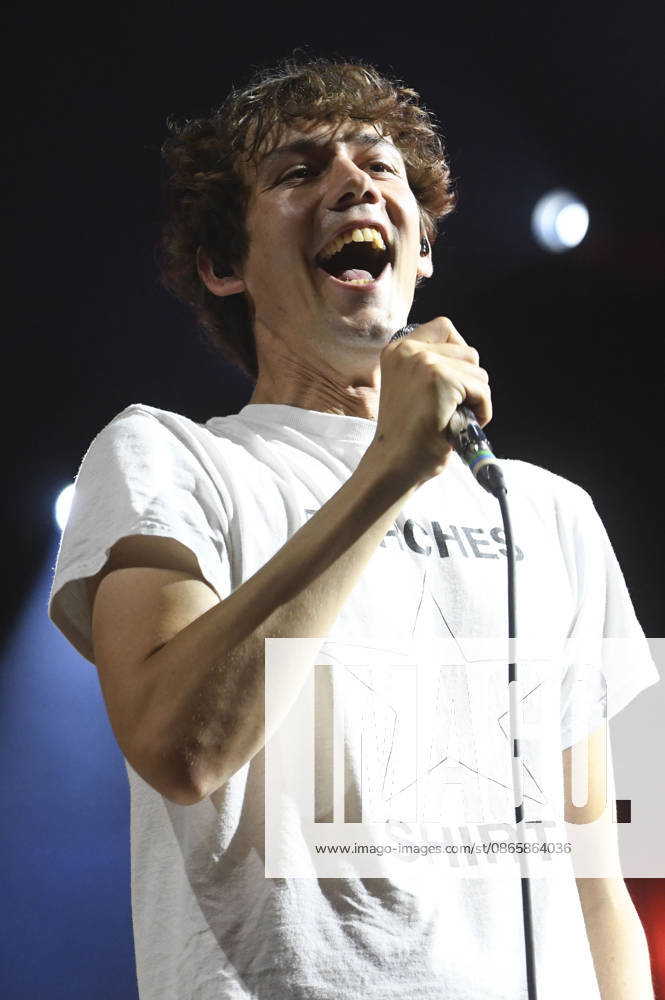 Henning May of AnnenMayKantereit performing live at a concert at the ZAG Arena in Hanover, September 3, 2026 Foto:xN.xHeuselx xFuturexImagex annenmaykantereit_6906