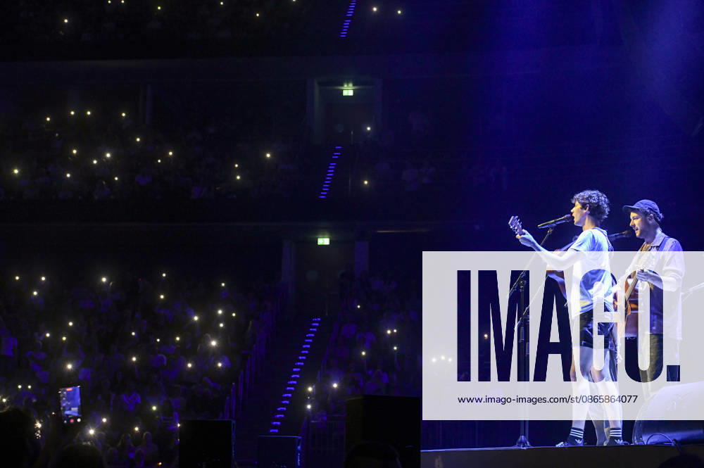 Henning May and Severin Kantereit of AnnenMayKantereit performing live at a concert at the ZAG Arena in Hanover, September 3, 2026 Foto:xN.xHeuselx xFuturexImagex annenmaykantereit_6914
