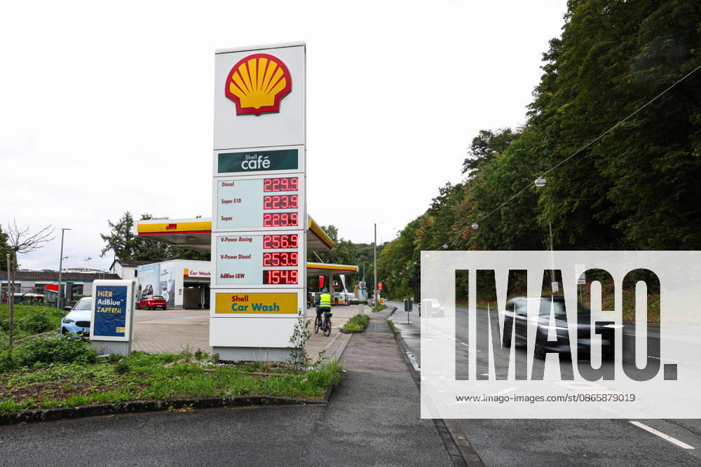 What’s the outlook for gas prices? Gas prices remain at very high levels and continue to rise. SHELL gas station in Siegen. Gas prices this morning. The current price for diesel, Super E10, and Super is well over 2 euros. Gas station, fuel prices on September 4, 2026, in Siegen, Germany