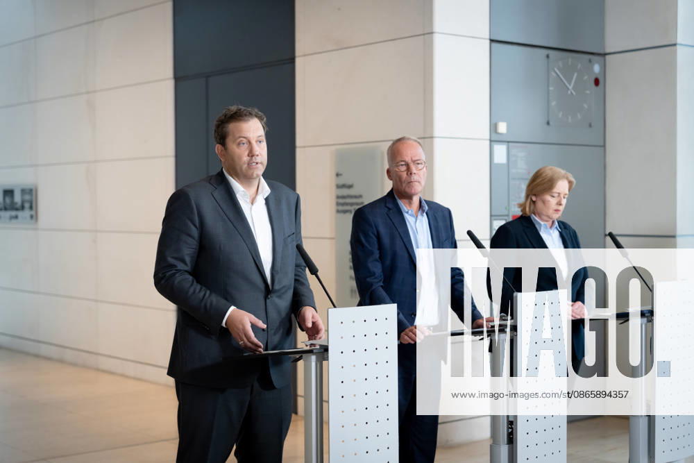 SPD, Bundestag Caucus, Caucus Retreat in Berlin, Reichstag Building, Caucus Retreat, Meeting, SPD, Bundestag Caucus, Press Statement, Caucus Chair, Matthias Miersch, Chair, Lars Klingbeil, Vice Chancellor, Bärbel Bas, Federal Minister, Chair Berlin Berlin GER