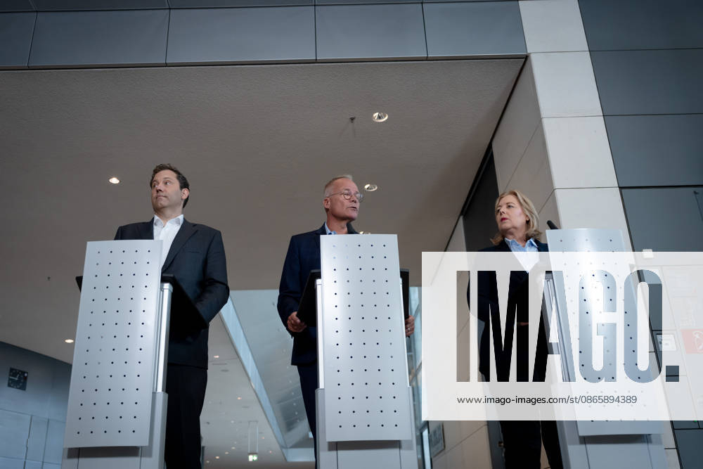 SPD, Bundestag Caucus, Caucus Retreat in Berlin, Reichstag Building, Caucus Retreat, Meeting, SPD, Bundestag Caucus, Press Statement, Caucus Chair, Matthias Miersch, Chair, Lars Klingbeil, Vice Chancellor, Bärbel Bas, Federal Minister, Chair Berlin Berlin GER