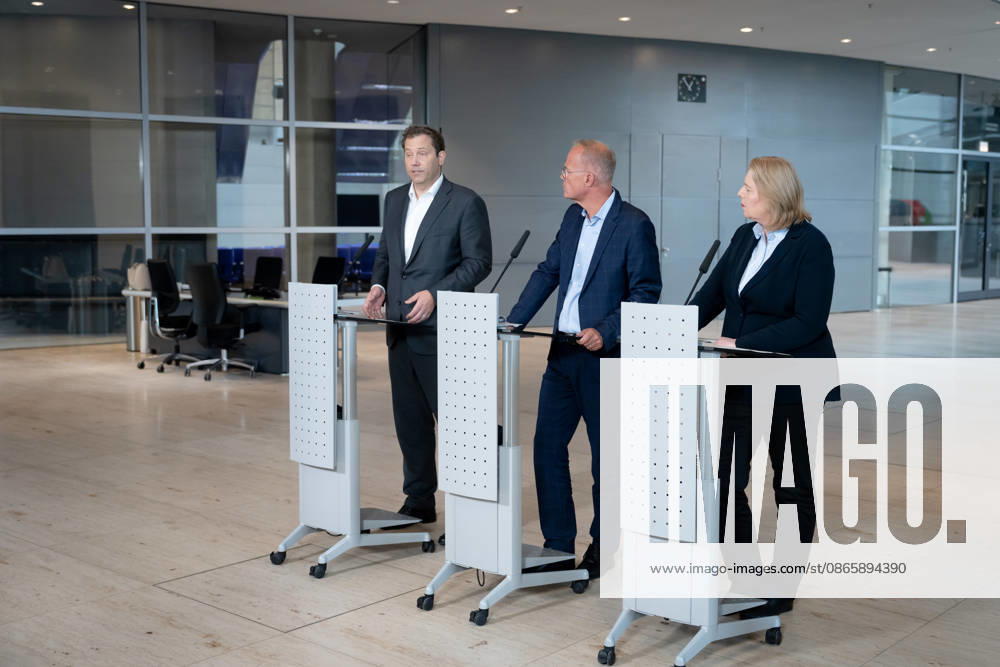 SPD, Bundestag Caucus, Caucus Retreat in Berlin, Reichstag Building, Caucus Retreat, Meeting, SPD, Bundestag Caucus, Press Statement, Caucus Chair, Matthias Miersch, Chair, Lars Klingbeil, Vice Chancellor, Bärbel Bas, Federal Minister, Chair Berlin Berlin GER
