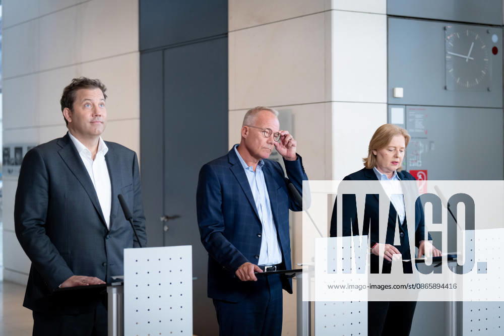 SPD, Bundestag Caucus, Caucus Retreat in Berlin, Reichstag Building, Caucus Retreat, Meeting, SPD, Bundestag Caucus, Press Statement, Caucus Chair, Matthias Miersch, Chair, Lars Klingbeil, Vice Chancellor, Bärbel Bas, Federal Minister, Chair Berlin Berlin GER