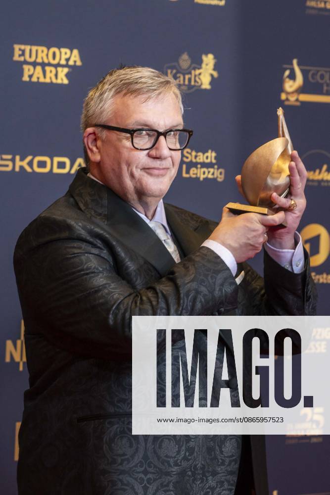 ABB GOLDEN HEN: Hape Kerkeling, winner of the Golden Hen Award, appeared on the red carpet with a hen at the 32nd Golden Hen Audience Award ceremony at the Neue Messe Leipzig on September 4, 2026, in Leipzig, Saxony, Germany