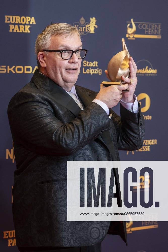 ABB GOLDEN HEN: Hape Kerkeling, winner of the Golden Hen Award, appeared on the red carpet with a hen at the 32nd Golden Hen Audience Award ceremony at the Neue Messe Leipzig on September 4, 2026, in Leipzig, Saxony, Germany