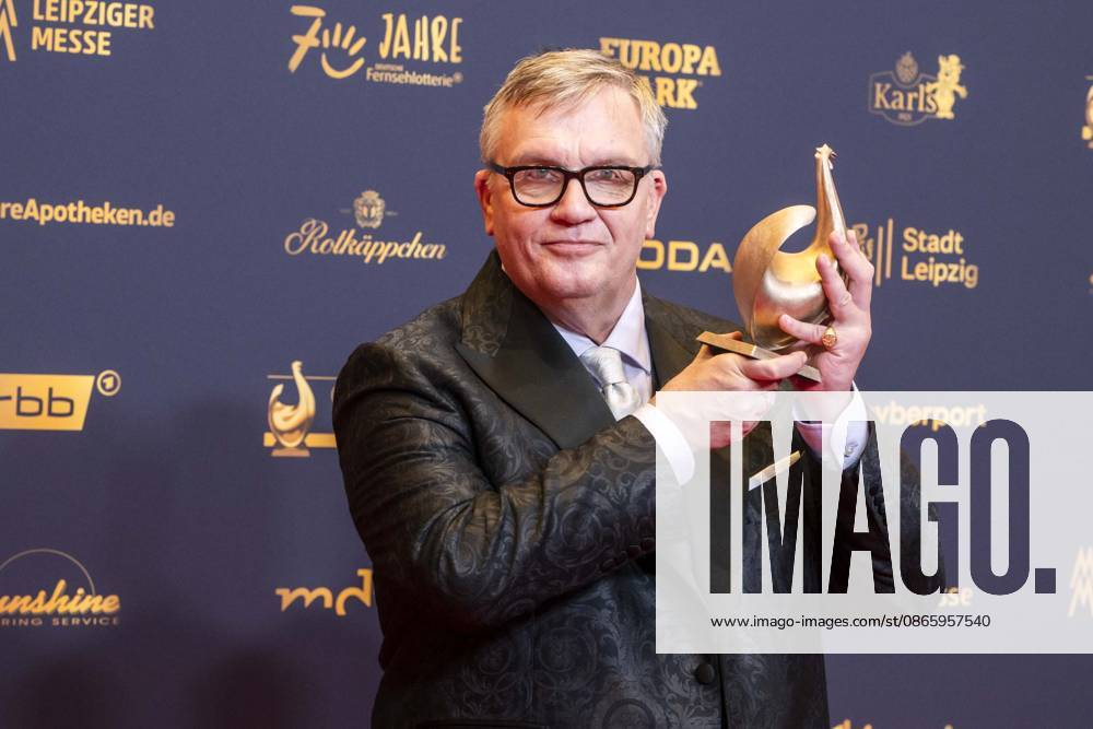 ABB GOLDEN HEN: Hape Kerkeling, winner of the Golden Hen Award, appeared on the red carpet with a hen at the 32nd Golden Hen Audience Award ceremony at the Neue Messe Leipzig on September 4, 2026, in Leipzig, Saxony, Germany