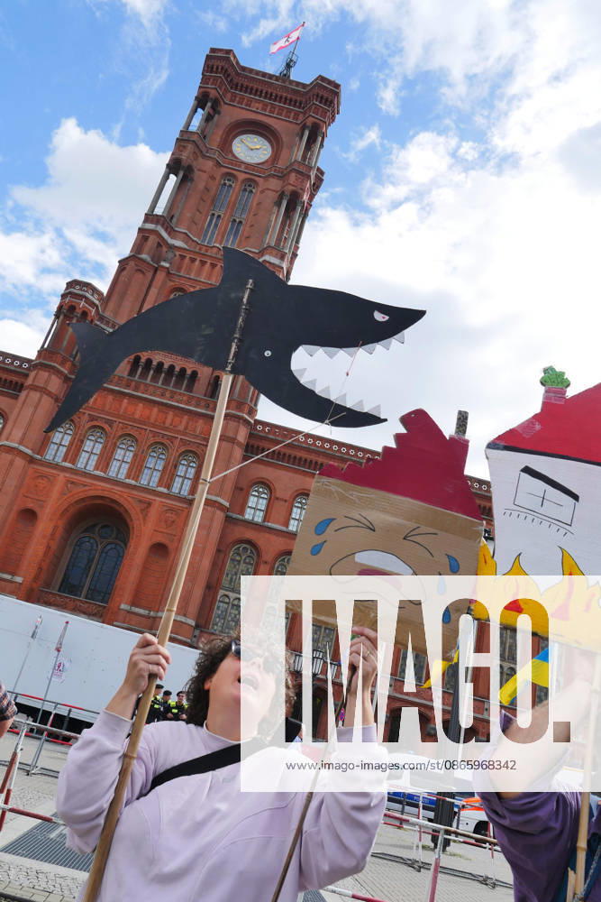 Protest against skyrocketing rents in front of the Rotes Rathaus