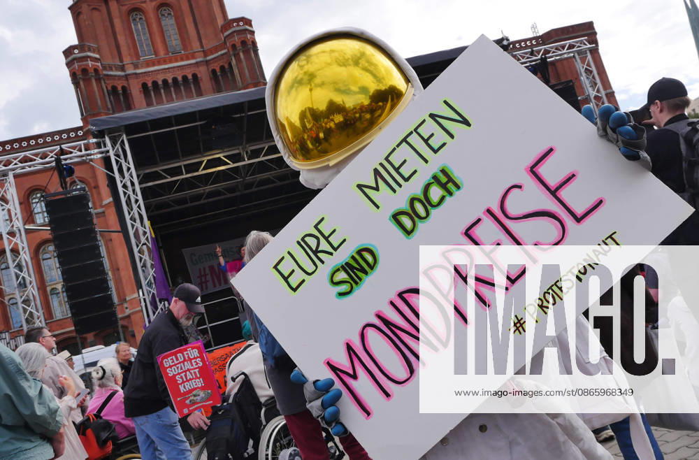 Protest against skyrocketing rents in front of the Rotes Rathaus