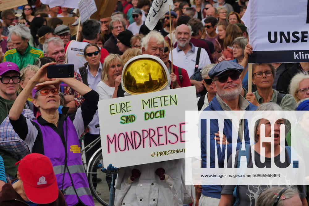 Protest against skyrocketing rents in front of the Rotes Rathaus