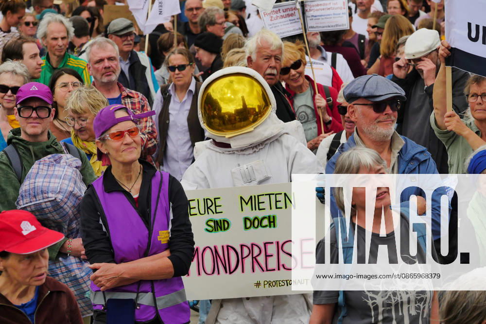 Protest against skyrocketing rents in front of the Rotes Rathaus