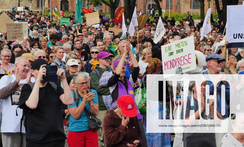 Protest against skyrocketing rents in front of the Rotes Rathaus