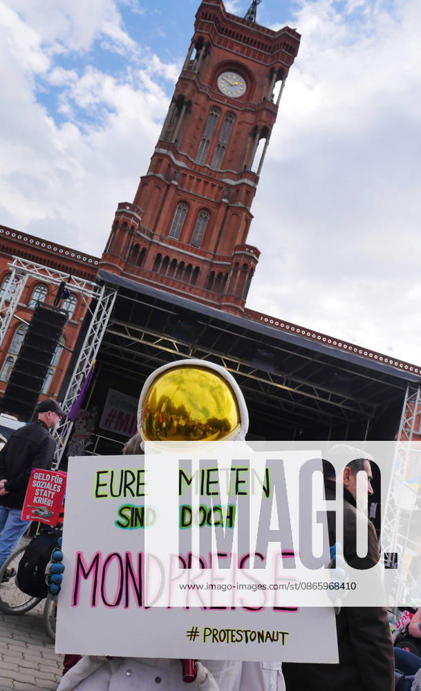 Protest against exorbitant rents in front of the Rotes Rathaus
