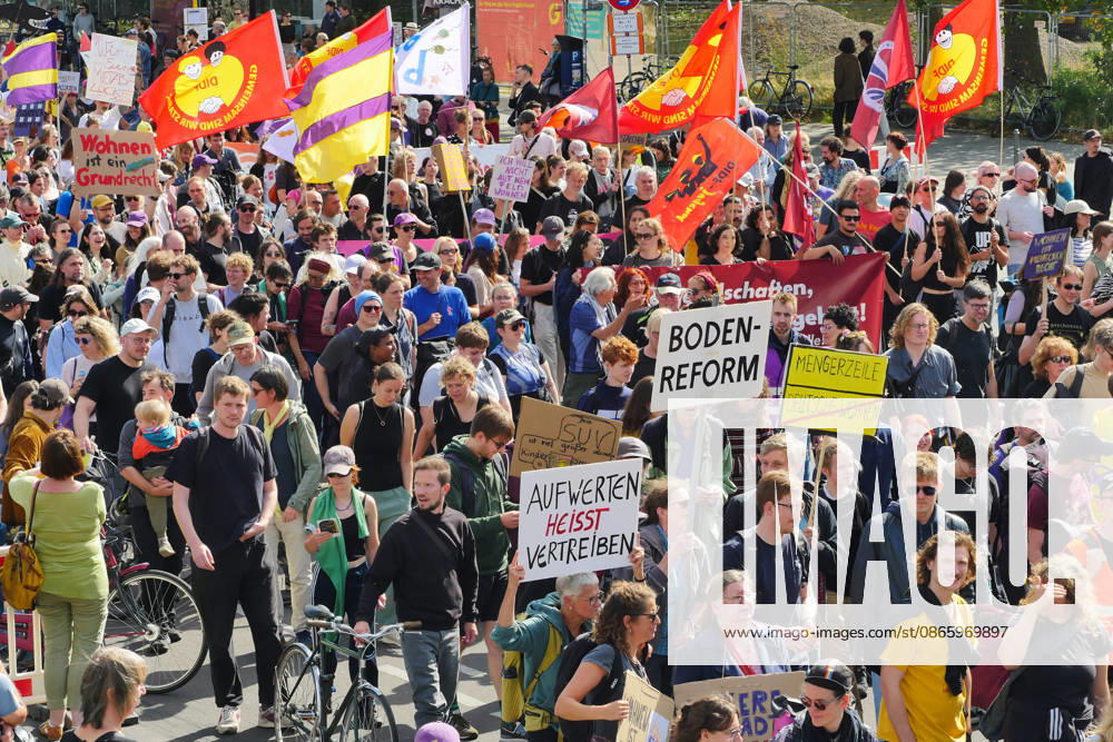 Protest against exorbitant rents in front of the Rotes Rathaus