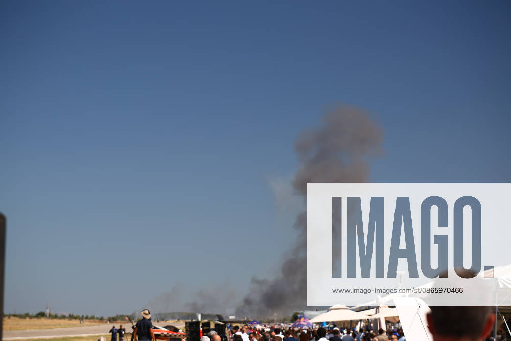 Smoke rises after an F-4 Phantom fighter aircraft carrying two pilots crashed during an air show in Greece. Emergency services responded to the scene following the crash. Thiva Greece - ZUMAx103 20260905_zip_x103_002
