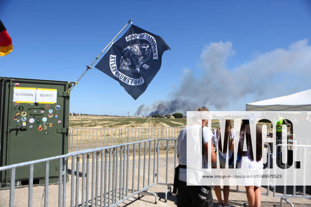 Smoke rises after an F-4 Phantom fighter aircraft carrying two pilots crashed during an air show in Greece. Emergency services responded to the scene following the crash. Thiva Greece - ZUMAx103 20260905_zip_x103_005
