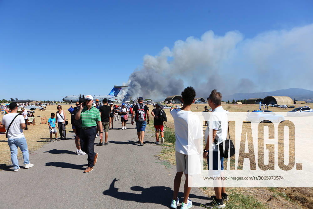 Smoke rises after an F-4 Phantom fighter aircraft carrying two pilots crashed during an air show in Greece. Emergency services responded to the scene following the crash. Thiva Greece - ZUMAx103 20260905_zip_x103_006