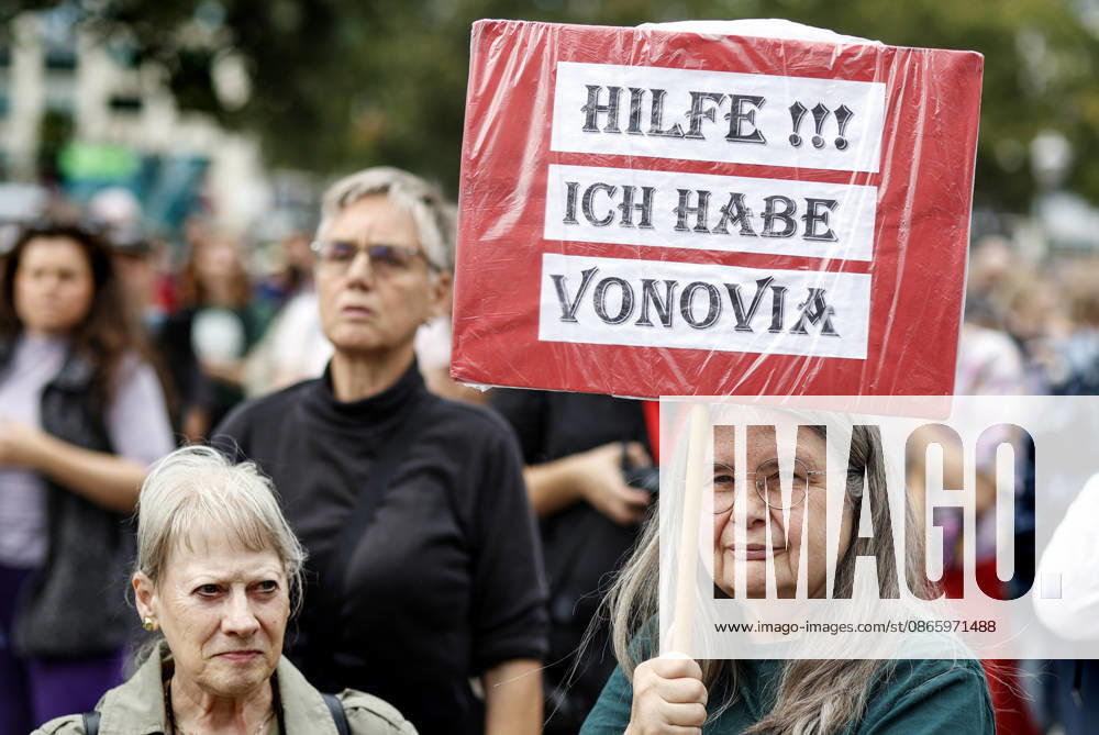 Tenants protest: A protester holding a sign that reads Help, I have Vonovia during a demonstration against high rents and displacement and in favor of expropriating housing corporations; thousands of people protested in Berlin on September 5, 2026, Berlin, Berlin, Germany