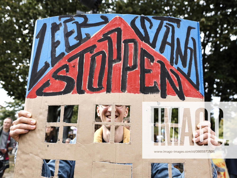 Renters demonstration: A protester holding a sign reading Stop Vacancies demonstrates against high rents and displacement and in favor of expropriating housing cooperatives; thousands of people demonstrated in Berlin on September 5, 2026, Berlin, Berlin, Germany