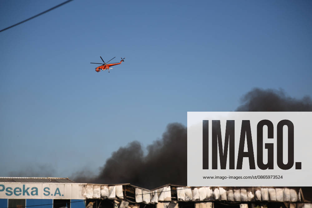 A firefighting helicopter flies above thick black smoke during efforts to extinguish the fire caused by the crash of a Hellenic Air Force F-4 Phantom. Thiva Greece - ZUMAx103 20260905_zip_x103_010