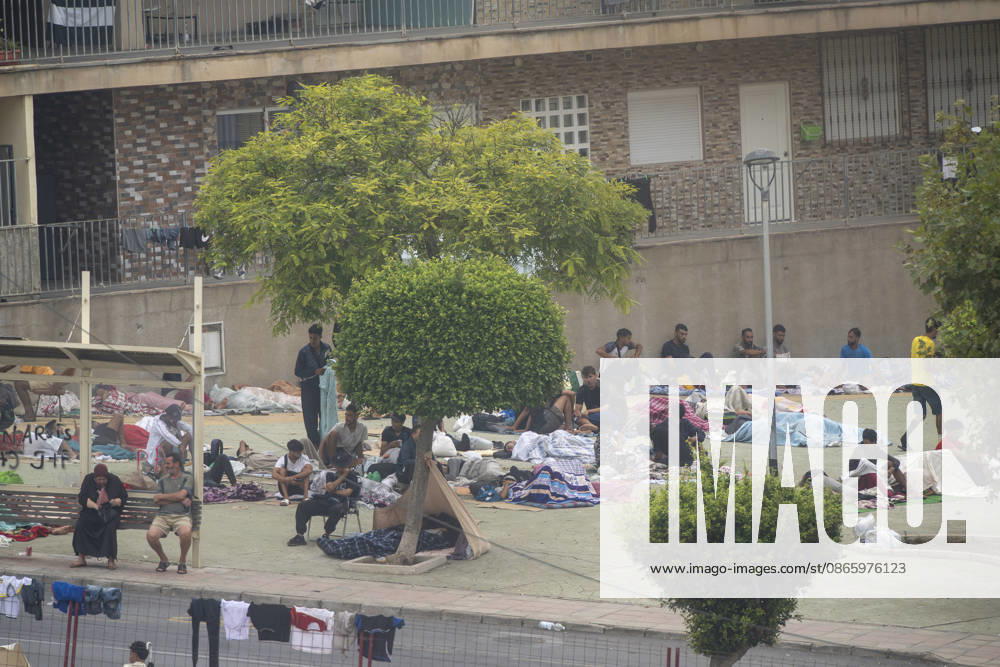The Government Takes Control of the Port of Ceuta to Provide Humanitarian Assistance to Migrants Several migrants camped out on the street on September 6, 2026, in Ceuta, Spain. The government is taking control of the port of Ceuta to provide humanitarian assistance to migrants in tents and other spaces, as provided for in a resolution from the Ministry of Transportation and Sustainable Mobility published this Saturday and reviewed by Europa Press. Specifically, the department led by Óscar Puente authorizes the Secretary of State for Migration to temporarily use an area of 16,000 square meters of public port land located in the Poniente Expansion, Phase I, within the service area of the Port of Ceuta SEPTEMBER 5, 2026 MIGRANTS IMMIGRATION
