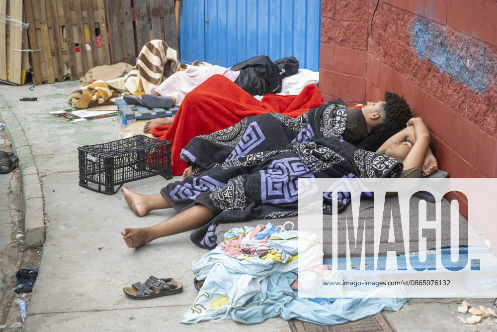 The Government Takes Control of the Port of Ceuta to Provide Humanitarian Assistance to Migrants Several migrants camped out on the street on September 6, 2026, in Ceuta, Spain. The government is taking control of the port of Ceuta to provide humanitarian assistance to migrants in tents and other spaces, as provided for in a resolution from the Ministry of Transportation and Sustainable Mobility published this Saturday and reviewed by Europa Press. Specifically, the department led by Óscar Puente authorizes the Secretary of State for Migration to temporarily use an area of 16,000 square meters of public port land located in the Poniente Expansion, Phase I, within the service area of the Port of Ceuta SEPTEMBER 5, 2026 MIGRANTS IMMIGRATION