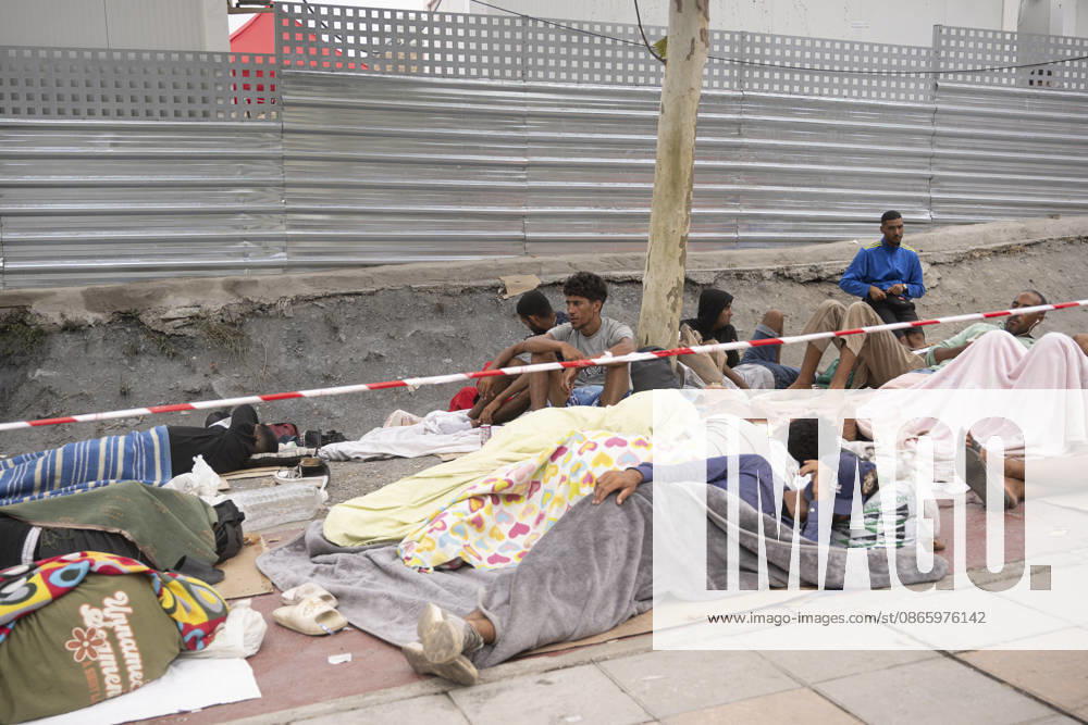 The Government Takes Control of the Port of Ceuta to Provide Humanitarian Assistance to Migrants Several migrants camped out on the street on September 5, 2026, in Ceuta, Spain. The Government is taking control of the port of Ceuta to provide humanitarian assistance to migrants in tents and other spaces, as provided for in a resolution by the Ministry of Transport and Sustainable Mobility published this Saturday and reviewed by Europa Press. Specifically, the department led by Óscar Puente authorizes the Secretary of State for Migration to temporarily use an area of 16,000 square meters of public port land located in the Poniente Expansion, Phase I, within the service area of the Port of Ceuta SEPTEMBER 5, 2026 MIGRANTS IMMIGRATION HUMANIT