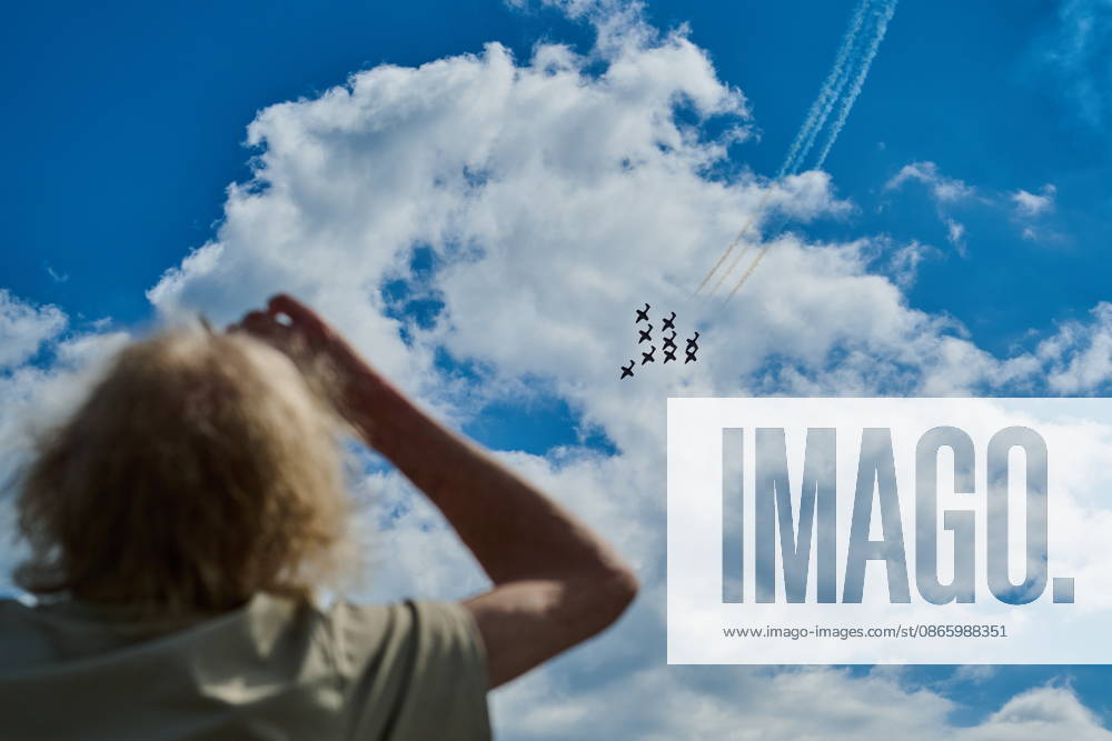 Spectators look on as the Canadian Forces Snowbirds perform during the Canadian International Air Show in Toronto, on Saturday, Sept. 5, 2026. Toronto Canada - ZUMAc35_ 20260905_zaf_c35_048