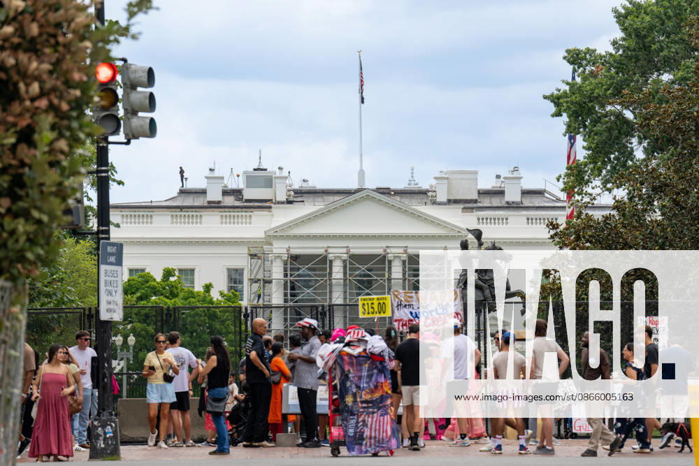 Work crews are removing the tarps and scaffolding that covered the White House North Portico in Washington, D.C. on September 5, 2026. The North Portico was renovated by President Trump over the last few months with fresh paint and repairs to the floors. Washington USA - ZUMAl312 20260905_znp_l312_003