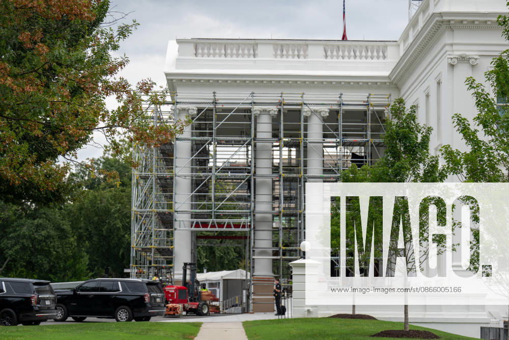 Work crews are removing the tarps and scaffolding that covered the White House North Portico in Washington, D.C. on September 5, 2026. The North Portico was renovated by President Trump over the last few months with fresh paint and repairs to the floors. Washington USA - ZUMAl312 20260905_znp_l312_005
