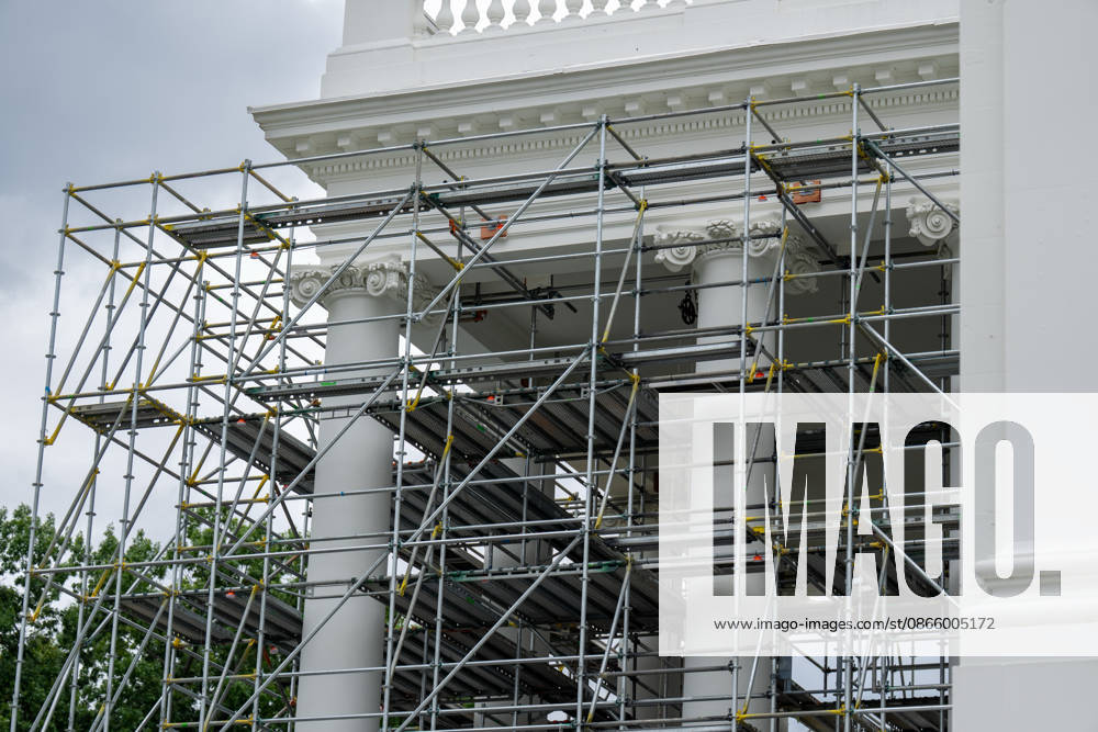 Work crews are removing the tarps and scaffolding that covered the White House North Portico in Washington, D.C. on September 5, 2026. The North Portico was renovated by President Trump over the last few months with fresh paint and repairs to the floors. Washington USA - ZUMAl312 20260905_znp_l312_009