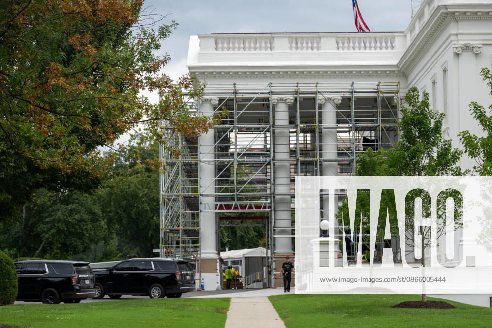 Work crews are removing the tarps and scaffolding that covered the White House North Portico in Washington, D.C. on September 5, 2026. The North Portico was renovated by President Trump over the last few months with fresh paint and repairs to the floors. Washington USA - ZUMAl312 20260905_znp_l312_010