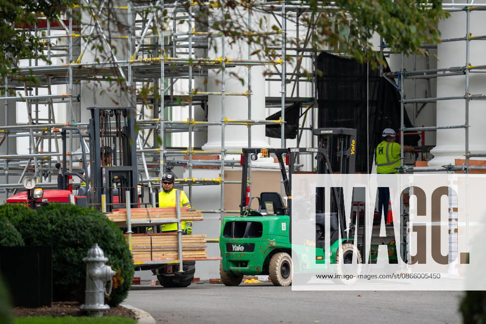 Work crews are removing the tarps and scaffolding that covered the White House North Portico in Washington, D.C. on September 5, 2026. The North Portico was renovated by President Trump over the last few months with fresh paint and repairs to the floors. Washington USA - ZUMAl312 20260905_znp_l312_011