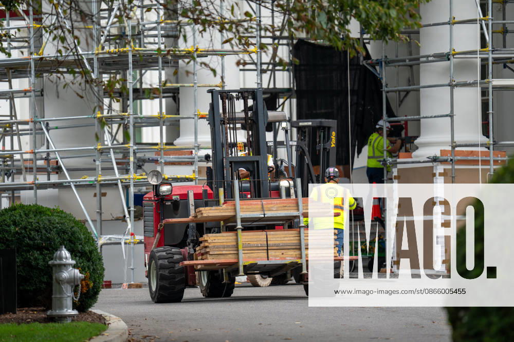 Work crews are removing the tarps and scaffolding that covered the White House North Portico in Washington, D.C. on September 5, 2026. The North Portico was renovated by President Trump over the last few months with fresh paint and repairs to the floors. Washington USA - ZUMAl312 20260905_znp_l312_012
